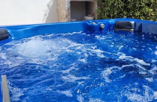 Castromediano House | Il Giardino Di Flora con Piscina & Jacuzzi