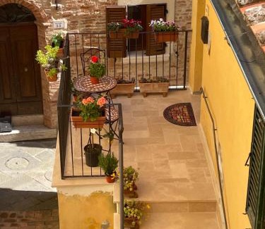 Valiano Apartment | Il Grottino, Tuscan Village Apartment