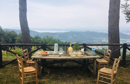 Cortona House | Il Rifugio, a farmhouse in Cortona with a panoramic view of Lake Trasimeno
