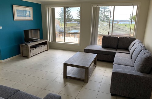 Lake Illawarra House | Illawarra Shores - Beach and Lake