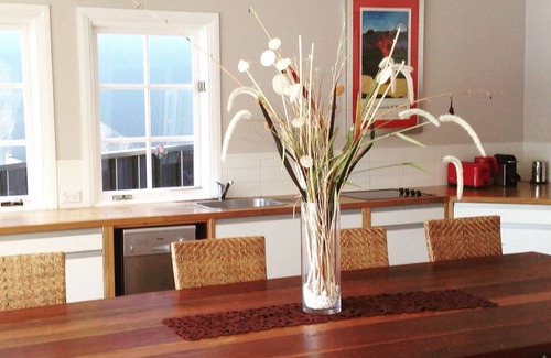 Woy Woy House | Illoura On The Bay - Modern Waterfront Bungalow