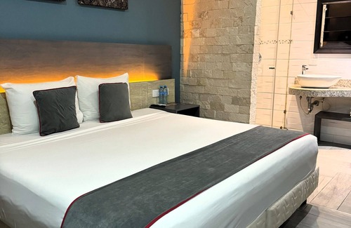 Centro Hotel | Illusion Xpress (Attraction Hotel Deluxe)