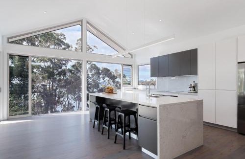 Soldiers Point House | Iluka Stunning Air Conditioned house with WI FI and Water Views