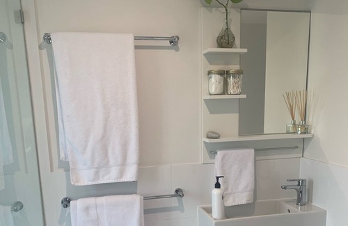 Sellicks Beach House | Iluka’s guesthouse is a one bedroom fully self contained one bathroom unit.