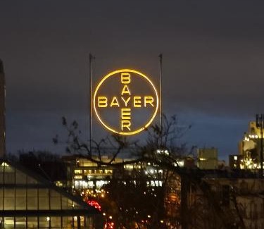 Wiesdorf Apartment | Im Herzen von Wiesdorf- Blick auf das BAYER-KREUZ -Appartement mit 2 Schlafzimmern-für 3 Personen -Zentral gelegen - Friedrich Ebert Platz 5a , 4te Etage - Dachterrasse und Sauna - Kaution Pflicht -