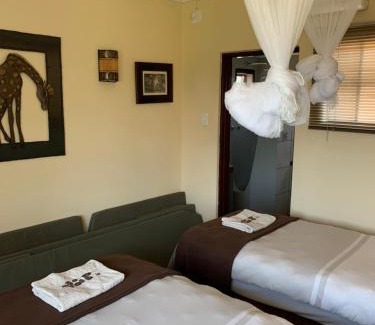Phalaborwa House | iMbamuweti Cottage