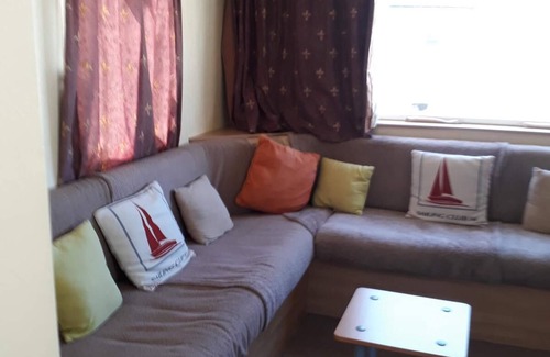 St Leonards-On-Sea Cabin | Immaculate 3-Bedroom Caravan on Combe Haven.