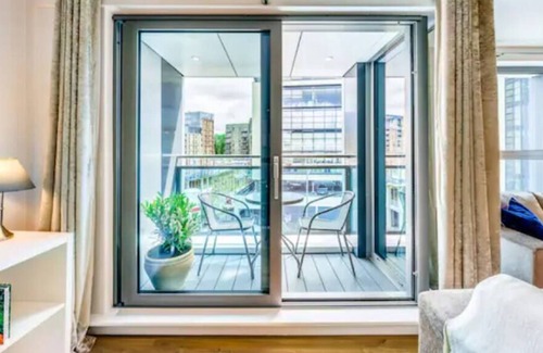 Redhill Apartment | Immaculate 2 Bed 2 Bath Apt w/ balcony in Redhill