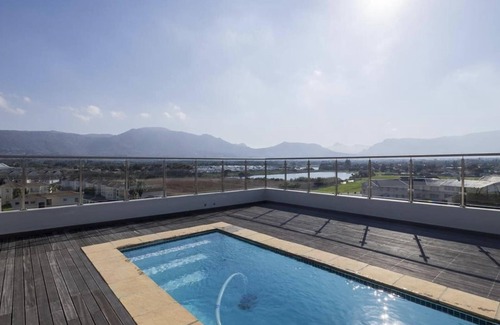 Tokai Apartment | Immaculate 2-bed Apartment in Cape Town