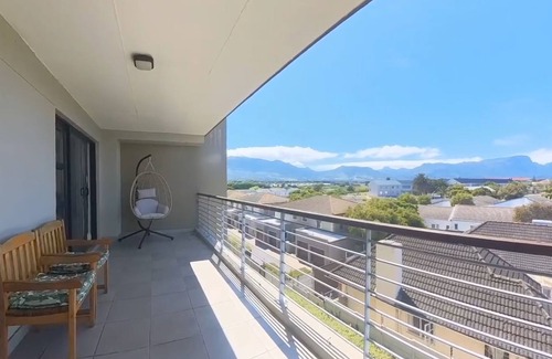 Tokai Apartment | Immaculate 2-bed Apartment in Cape Town