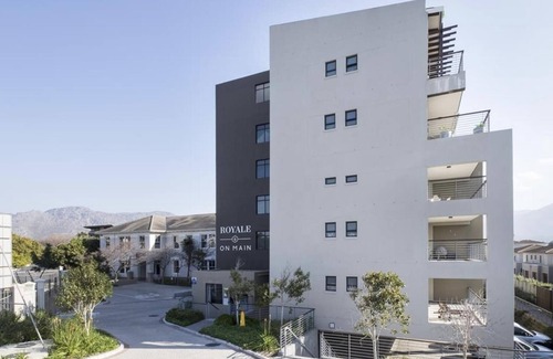 Tokai Apartment | Immaculate 2-bed Apartment in Cape Town