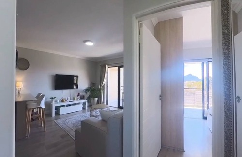 Tokai Apartment | Immaculate 2-bed Apartment in Cape Town