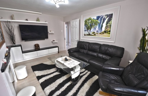 London Borough of Hounslow Apartment | Immaculate 2-bed Apartment in Isleworth by River