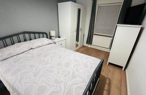 Watford Apartment | Immaculate 2 bed flat with free parking!