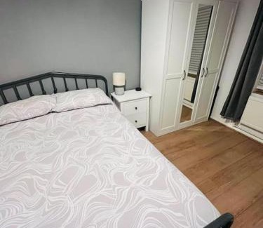Watford Apartment | Immaculate 2 bed flat with free parking!