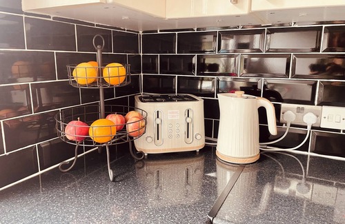 Cuffley House | Immaculate 2-Bed House in Potters Bar