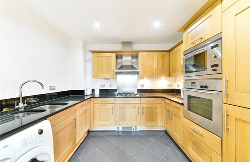 West Kensington Apartment | Immaculate 2-bed House in Earls Court W14
