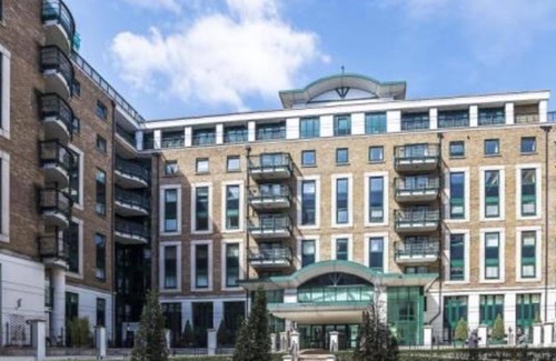 West Kensington Apartment | Immaculate 2-bed House in Earls Court W14