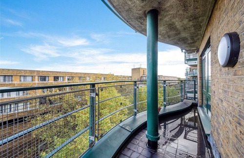 West Kensington Apartment | Immaculate 2-bed House in Earls Court W14