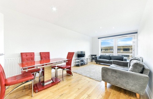 West Kensington Apartment | Immaculate 2-bed House in Earls Court W14