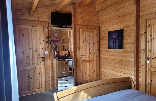 Knott End-on-Sea Cabin | Immaculate 2-Bed Lodge Next To Lake