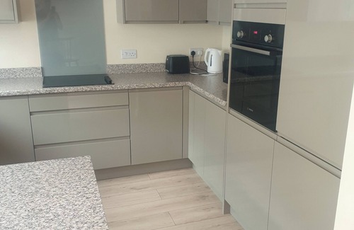 Severn Beach House | Immaculate 3-Bed House in Bristol with fast wifi