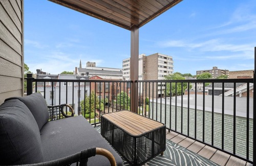 Shadyside Apartment | Immaculate 3 BR Penthouse suite| 2 decks| Walkable