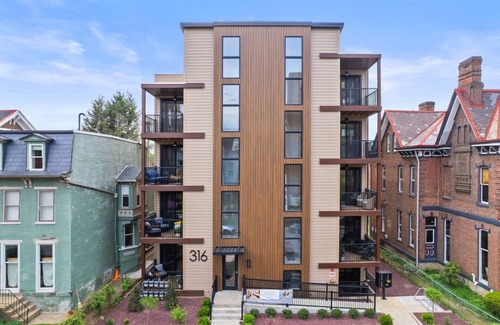 Shadyside Apartment | Immaculate 3 BR Penthouse suite| 2 decks| Walkable
