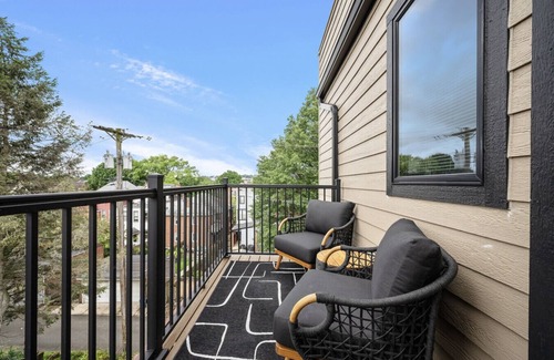 Shadyside Apartment | Immaculate 3 BR Penthouse suite| 2 decks| Walkable