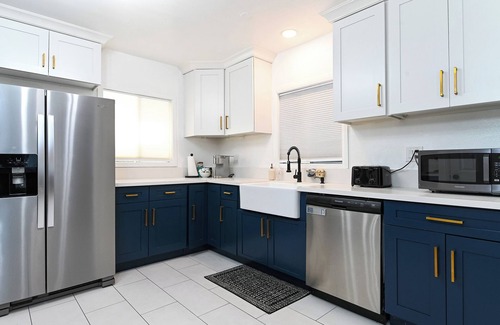 Alamitos Beach House | Immaculate 3BDR Bungalow | 5-Min Walk to Beach!