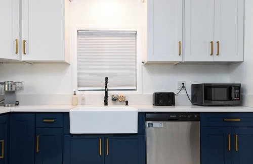 Alamitos Beach House | Immaculate 3BDR Bungalow | 5-Min Walk to Beach!