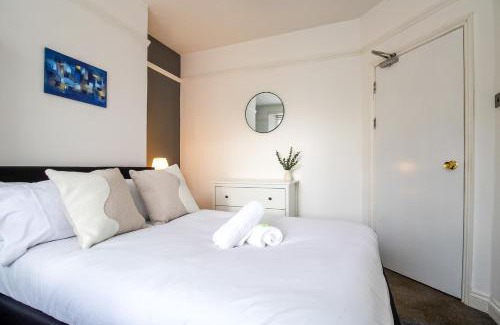 Northampton Apartment | Immaculate 4-bed Home in Northampton by Renzo, Perfect for Contractors, Sleeps 7!