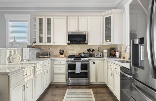 Old Dominion House | Immaculate 6 Bed Home & 6 mi to DC & 7 miles to Raegan Airport