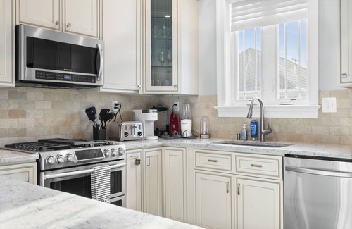 Old Dominion House | Immaculate 6 Bed Home & 6 mi to DC & 7 miles to Raegan Airport