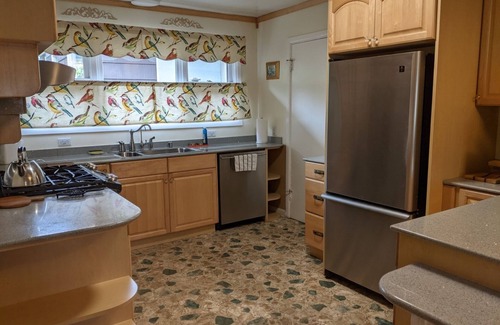 Olympia Condo | Immaculate and many extras in "pleasantville" neighborhood