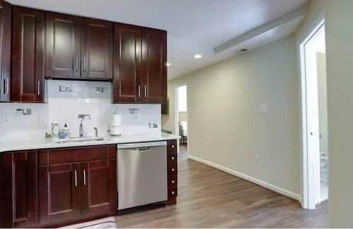 Nauck Condo | Immaculate Condo minutes from DC