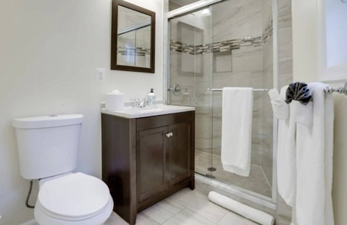 Nauck Condo | Immaculate Condo minutes from DC