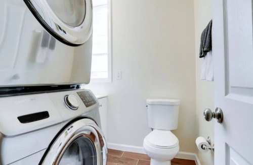Nauck Condo | Immaculate Condo minutes from DC