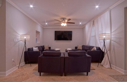 East Boca Raton Villa | Immaculate Contemporary Villa 1.5 mi to The Beach & Mizner Park - Long Term Only