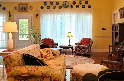 Fairhope House | Immaculate custom home near downtown Fairhope. 5 minutes from Mobile Bay!