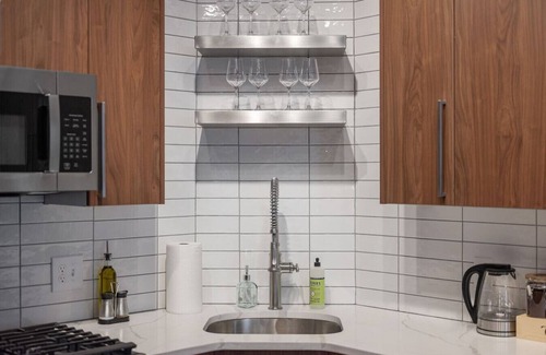 Shadyside Apartment | Immaculate Double King Suite| 2 Decks| A+ Location