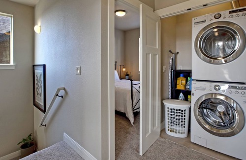 Cedar Hills House | Immaculate house in Beaverton a block from Nike World Headquarter
