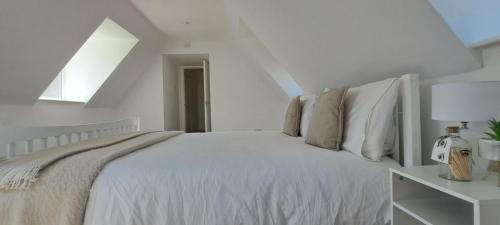 Holme House | Immense 6 bed with massive garden right on A1