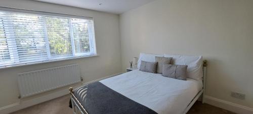 Holme House | Immense 6 bed with massive garden right on A1