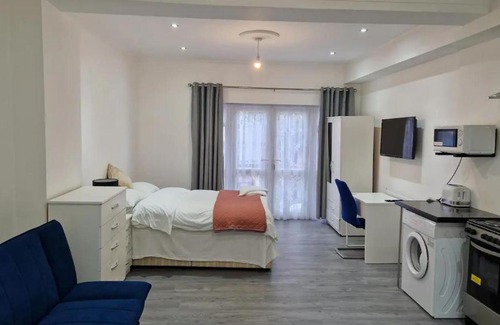 Clayhall Apartment | Impeccable 1-Bed Apartment in Ilford