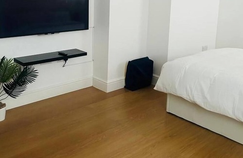 Gascoigne Apartment | Impeccable 1-Bed Studio in Barking