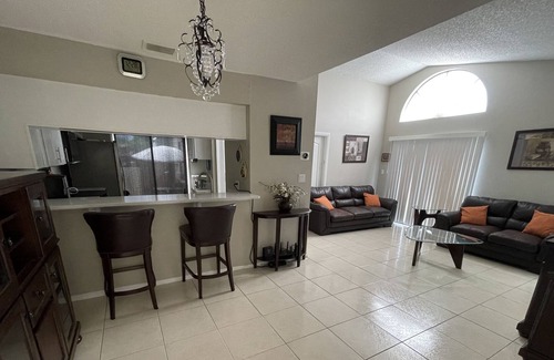 Azalea Park House | Impeccable 2/2 Home with Huge Private Backyard. Close to all tourist attractions