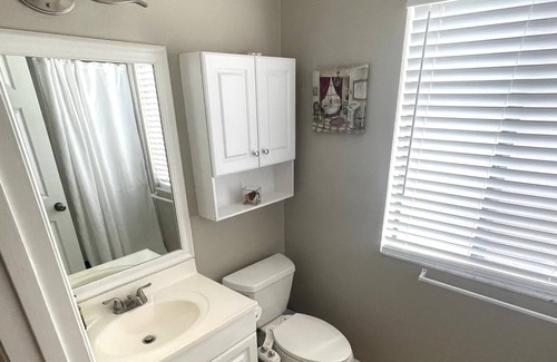 Azalea Park House | Impeccable 2/2 Home with Huge Private Backyard. Close to all tourist attractions