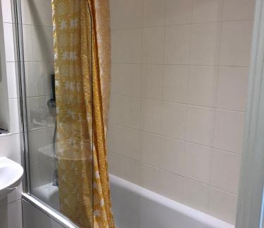 Cray Valley West Apartment | Impeccable 2-Bed Apartment in Orpington
