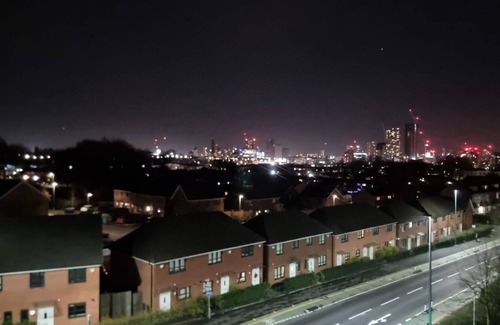 Salford Apartment | Impeccable 2-bed Apartment in Salford